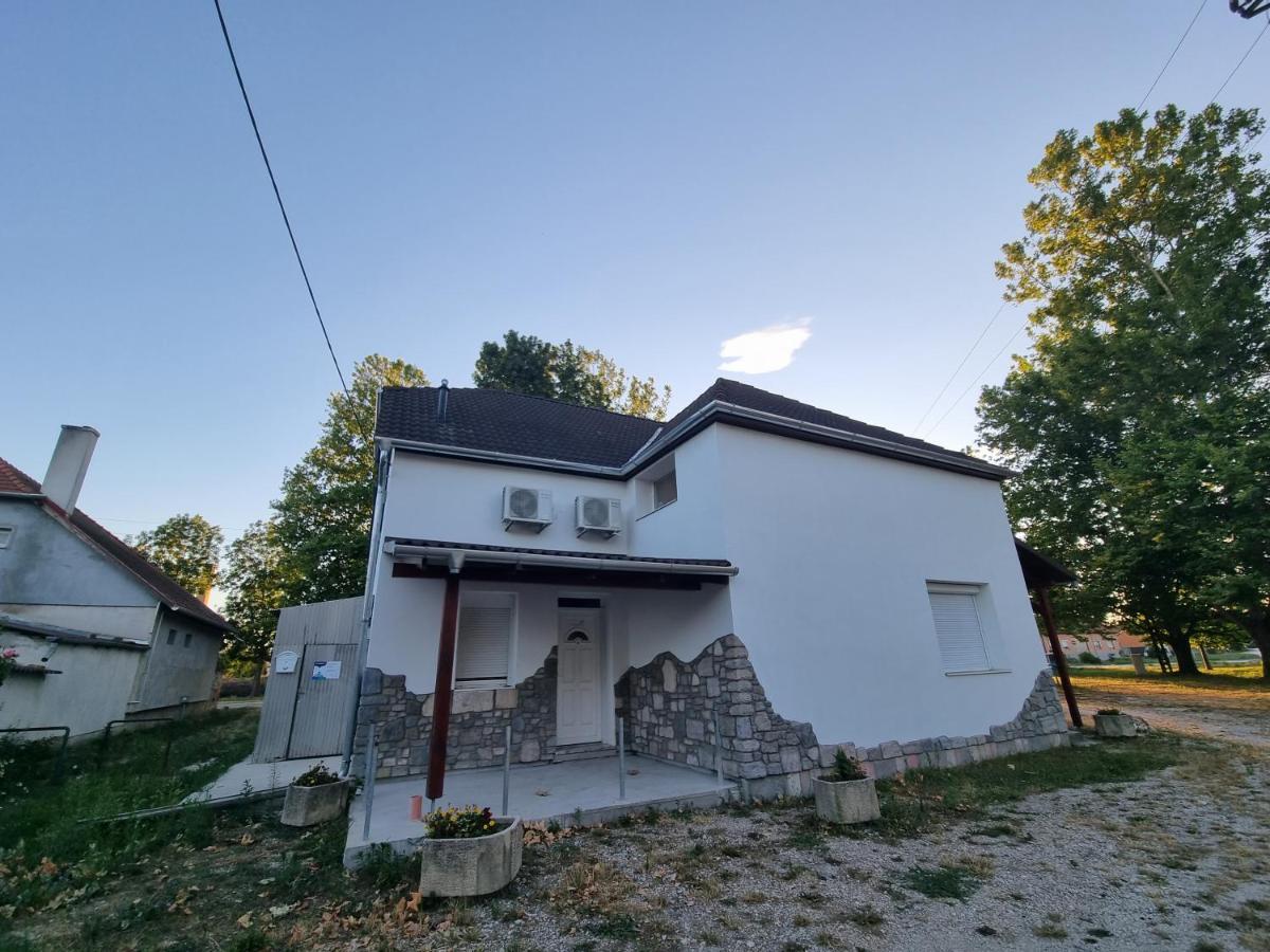Sosto Apartman Székesfehérvár Buitenkant foto